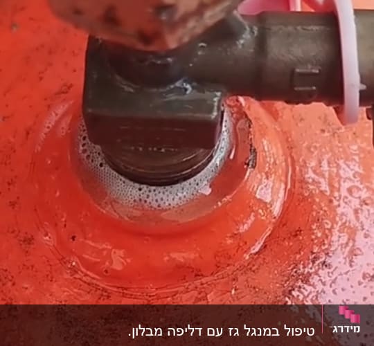 שסתום גז עם בועות על רקע כתום